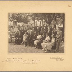 Photographie de la Socit des crivains Ardennais suite  la rception de Charles Braibant, Directeur des Archives de France, en 1934. Jean Rogissart se situe au rand suprieur, 3me  gauche