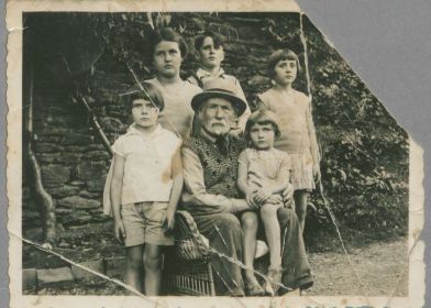Abraham Seemann dans les annes 1930 avec ses 5 petits-enfants