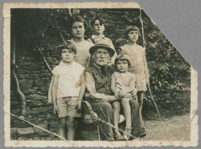 Abraham Seemann dans les annes 1930 avec ses 5 petits-enfants