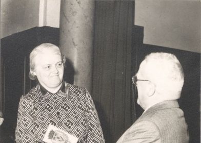 Mlle Robida et M.Lebon, maire de Charleville-Mzires en 1975