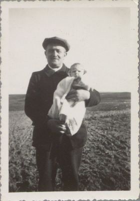 Jules Fortier avec l'un de ses petits-enfants, annes 1940
