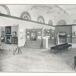 Photographie de lexposition de lUnion Artistique des Ardennes en 1932, extraite du catalogue de lexposition.