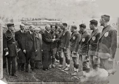 Photographie de l'quipe du Football Club Olympique de Charleville avec le prsident Lebrun