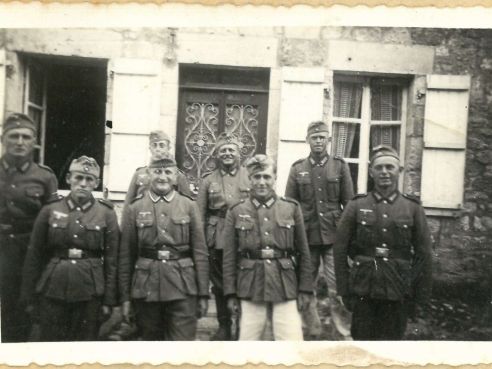 Groupe de soldats allemands devant la maison rquisitionne de Mme Douce  Prez (147W 296)