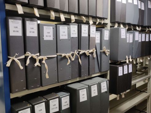 Fonds d'archives reconditionn dans de nouvelles botes