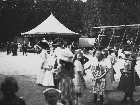 Photographie dune fte foraine  Mouzon au dbut du sicle issue dun tirage dune plaque de verre (24Fi 44)