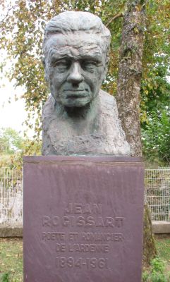 Photographie du buste de Jean Rogissart situé sur le côté du bâtiment des Archives départementales des Ardennes. Il fut inauguré le 9 mai 1965 par René Robinet, directeur des Archives D. des Ardennes, et Charles Braibant, directeur des Archives de France