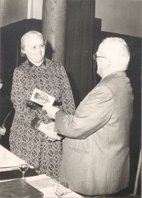 Mlle Robida et M.Lebon, maire de Charleville-Mézières en 1975