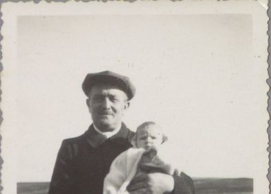 Jules Fortier avec l'un de ses petits-enfants, années 1940