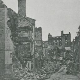 Photographie de la rue du Pont-de-Pierre prise le 5 janvier 1871.jpg