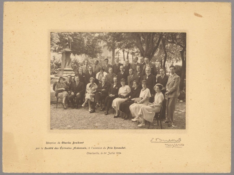 Photographie de la Société des écrivains ardennais lors de la réception de Charles Braibant à l’occasion de son Prix Renaudot pour Le roi dort, 1er juillet 1934. Émile Faynot est situé au rang du milieu en 3ème position à droite. Collection particulière.