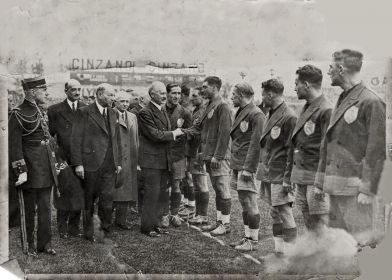Photographie de l'équipe du Football Club Olympique de Charleville avec le président Lebrun