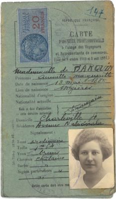 Exemple d’une carte d’identité professionnelle délivrée à une représentante de commerce de Charleville en 1945
