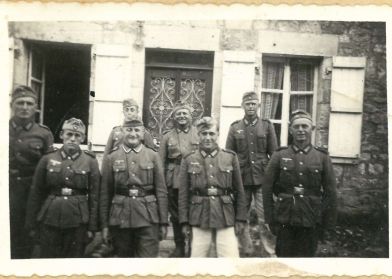Groupe de soldats allemands devant la maison rquisitionne de Mme Douce  Prez (147W 296)
