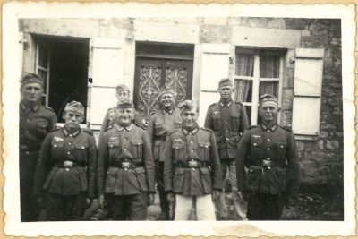 Groupe de soldats allemands devant la maison rquisitionne de Mme Douce  Prez (147W 296)