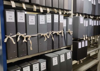 Fonds d'archives reconditionn dans de nouvelles botes