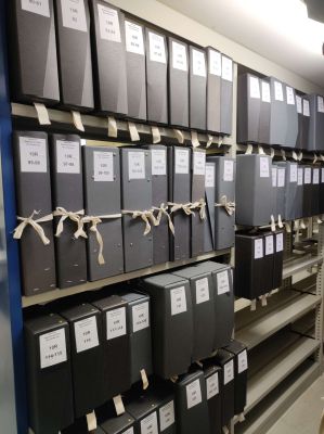 Fonds d'archives reconditionn dans de nouvelles botes