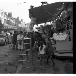 Photographie dune fte foraine cours Aristide Briand  Charleville dans les annes 1960 (fonds Moiny, 11Fi6)