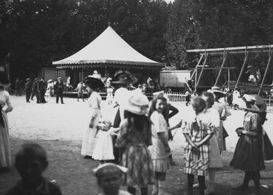 Photographie dune fte foraine  Mouzon au dbut du sicle issue dun tirage dune plaque de verre (24Fi 44)