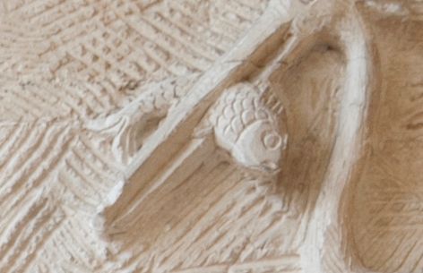 Un poisson dans le bas-relief des Archives