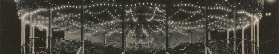 Photographie dun manège de la première moitié du 20e siècle faisant office de document publicitaire à une demande demplacement à la fête foraine de Vrigne-aux-Bois (EDEPOT/VRIGNE-AUX-BOIS/I 1)