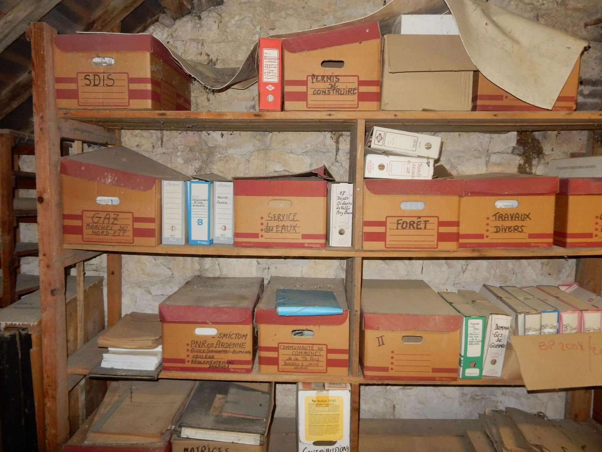 Contrôle des archives en commune (©Bruno Gouhoury)