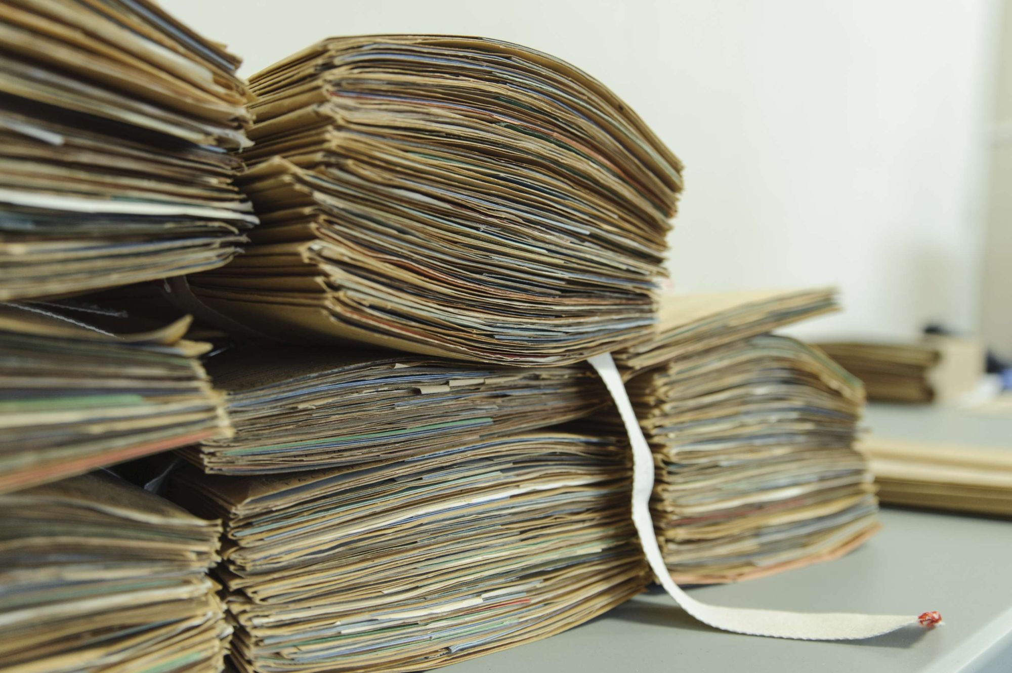 Des liasses de document d'archives sur une table de tri (©Bruno Gouhoury)