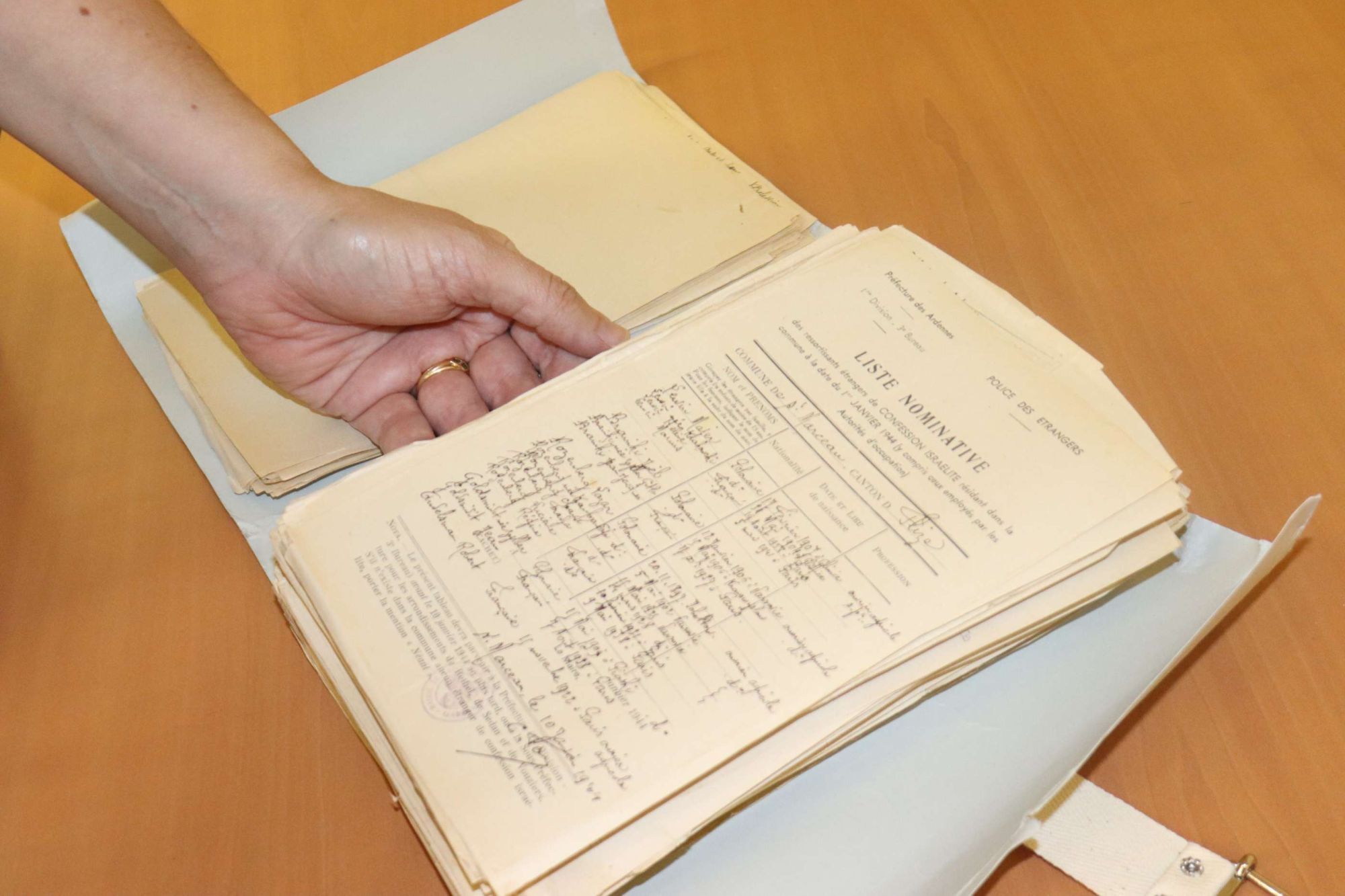 Ouverture d'une liasse de document d'archives (©Bruno Gouhoury)